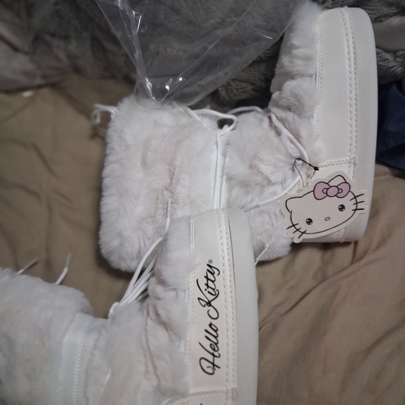 Hello Kitty faux fur moon boots. New - Picture 8 of 8